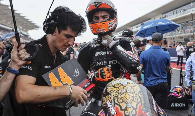 ARÓN CUARTO SOBRE EL ASFALTO MOJADO DE COTA